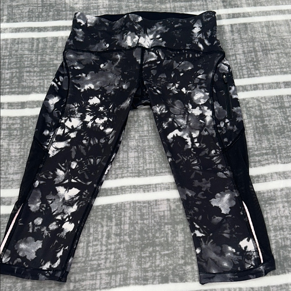 Lululemon Athletica Black and Gray Patterned Cropped Leggings